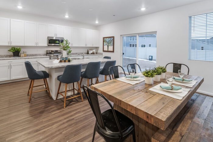 Brio - Esprit Dining/Kitchen